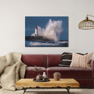 Quadro, stampa su tela. Faro nel mare in tempesta di Pangea Images