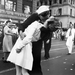 Wall art print and canvas. Victor Jorgensen, Kissing the War Goodbye in Times Square, 1945