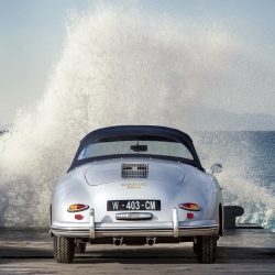 Cuadro de coches en canvas. Ocean Waves Breaking on Vintage Beauties