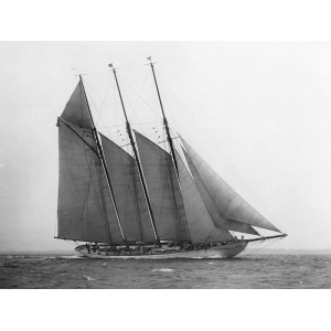Quadro, stampa su tela. Edwin Levick, The Schooner Karina at Sail, 1919