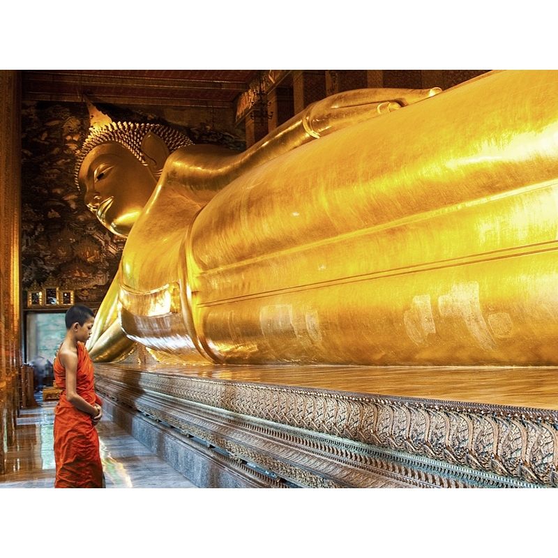 Quadro, stampa su tela. Pangea Images, In preghiera davanti al Buddha, Wat Pho, Bangkok, Tailandia